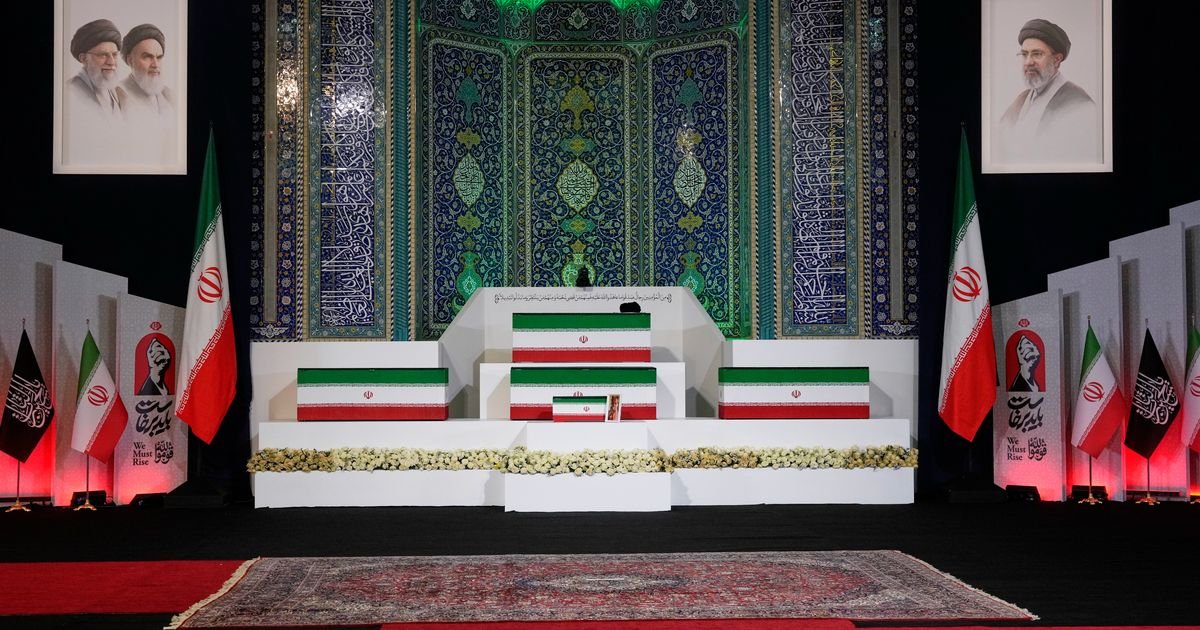 Izložen kovčeg ubijenog vrhovnog vođe Irana Alija Hamneija: Višednevna pogrebna ceremonija kao poruka Trampu!