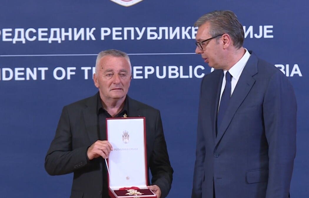 UŽIVO "TVOJ ŽIVOT I TVOJE IME BIĆE UPISANI U ISTORIJU TVOJE ZEMLJE, TVOJE SRBIJE" Vučić posthumno odlikovao srpskog junaka Milovana Jovanovića (FOTO)