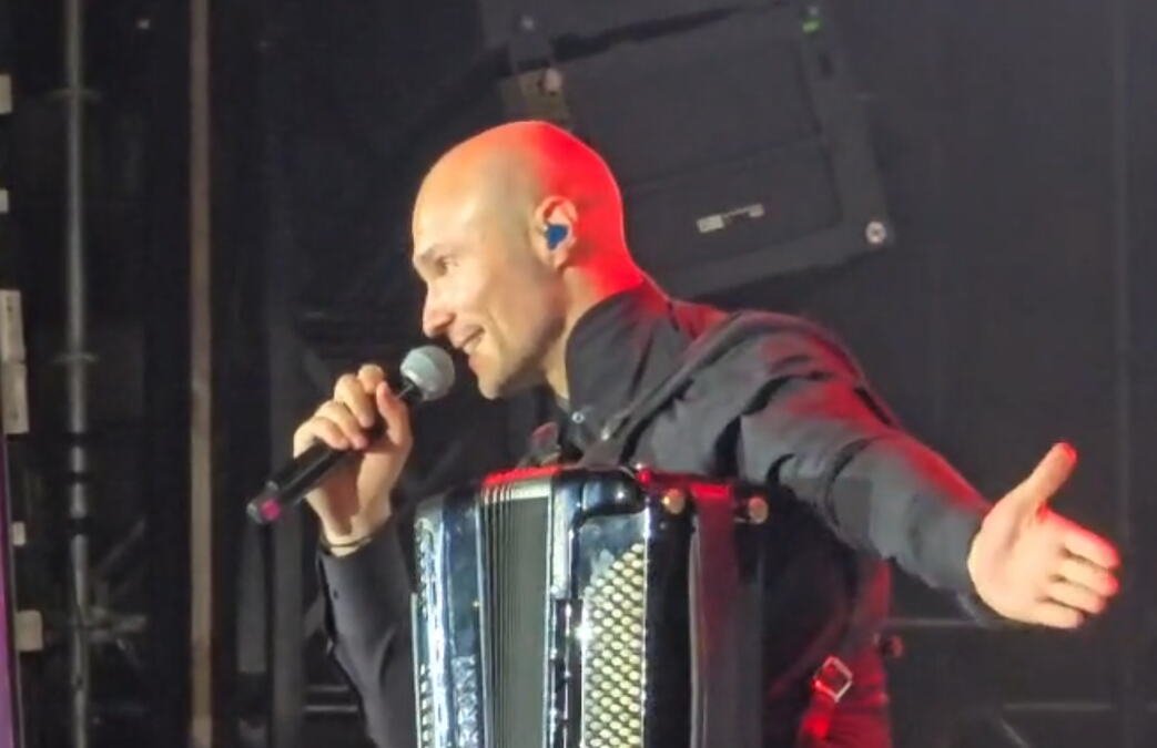 ACA SOFRONIJEVIĆ OBRADOVAO PUBLIKU! Saopštio važne vesti usred Milančetovog koncerta, nastao delirijum... (VIDEO)