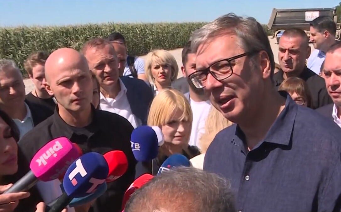 UŽIVO "BAŠ SMO DOBRO OVO URADILI" Vučić obilazi gradilište "Osmeha Vojvodine": Prave mi mašinu kojom ću moći da vidim svaku rupu kad je i ko je popravljao