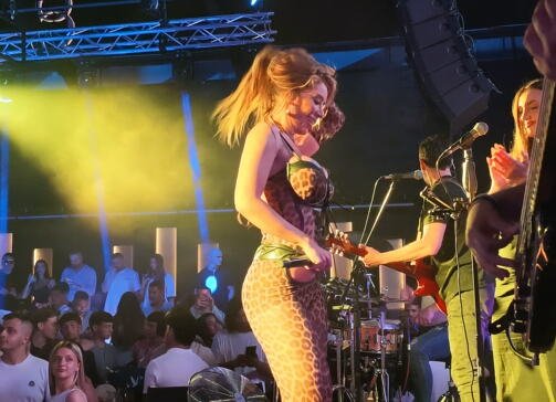 TRESLA SE GRČKA: Tea Tairović u nikad izazovnijem izdanju održala koncert u prepunom klubu, pa zapevala na njihovom jeziku (FOTO)