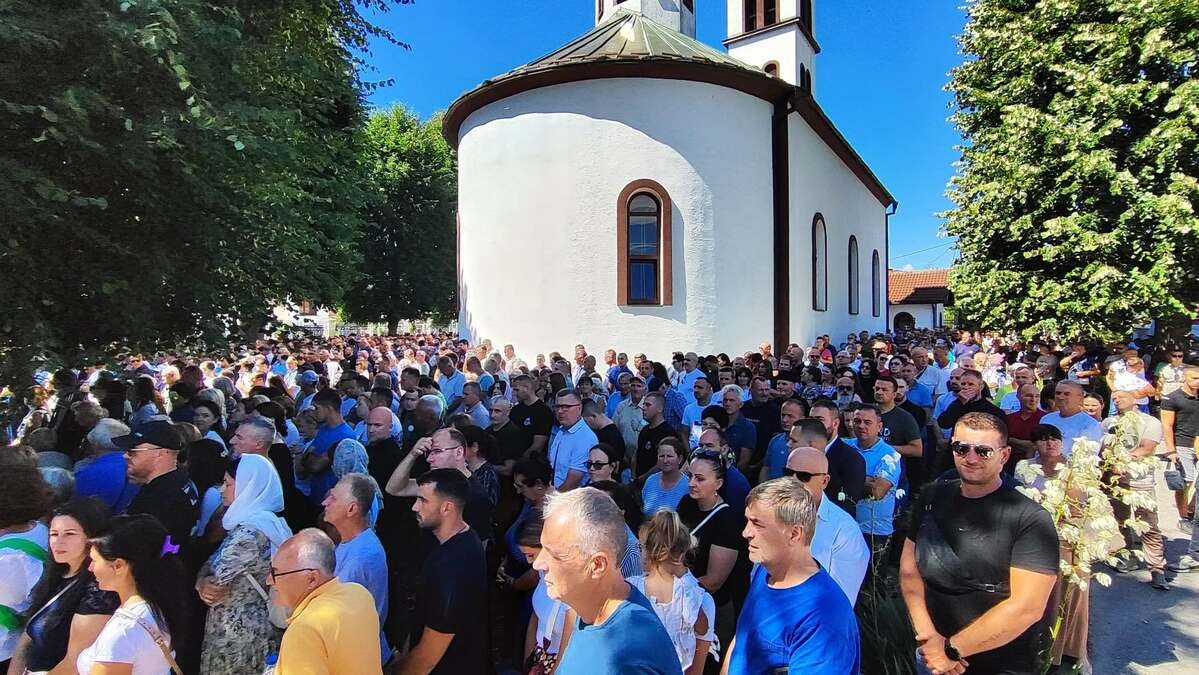 U BRATUNCU OBELEŽENA 34. GODIŠNJICA STRADANJA SRBA Ubijeno 3.267 duša iz Podrinja i Birča, Siniša Karan: "Moramo čuvati sećanje i istinu prenositi generacijama"
