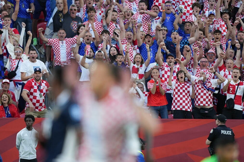 TAKO VAM I TREBA, NEKA STE ISPALI! Puče nova sramota u Zagrebu - grme Tompsonove pesme na dočeku hrvatskih fudbalera!