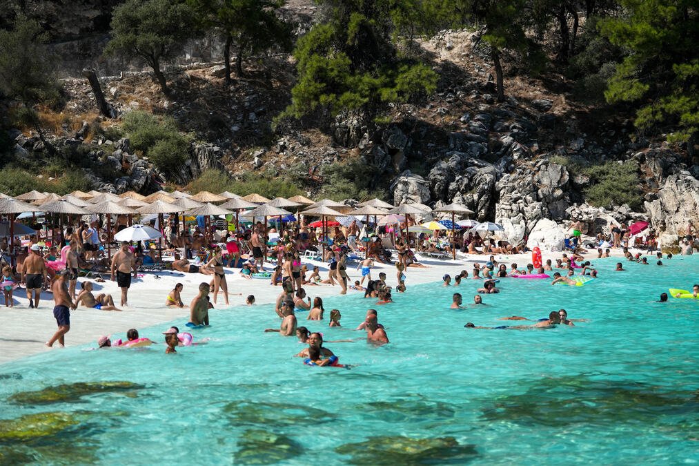 Prevrnuo se čamac sa turistima iz Srbije u Paraliji: Drama u Grčkoj, među njima i dete! Ovako su spasioci sproveli akciju spasavanja (FOTO)