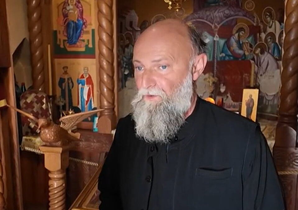 Otac Jovan već 16 godina živi kao isposnik u Boki Kotorskoj: Bez ijednog prozora vreme provodi u molitvi, a društvo mu prave samo dva galeba (foto)