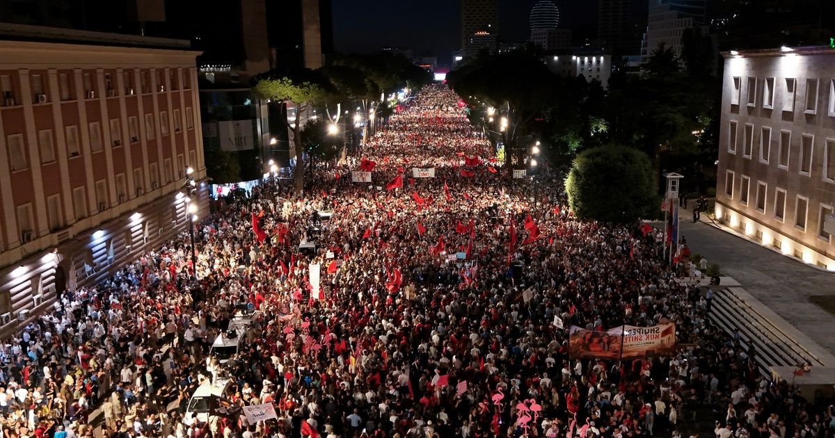 Protesti u Tirani: Demonstranti doneli Rami betonsku tortu, gađali policijsku stanicu