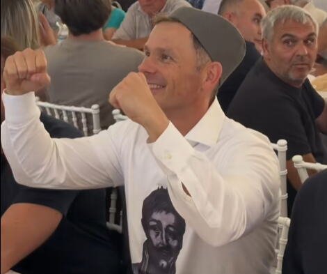 "SIPAJ MI NEŠTO DA POJEDEM, UBIŠE ME RAKIJE NA PRAZAN STOMAK" Siniša Mali kakvog dosad niste videli! Nakrivio šajkaču pa se uhvatio u kolo (VIDEO)
