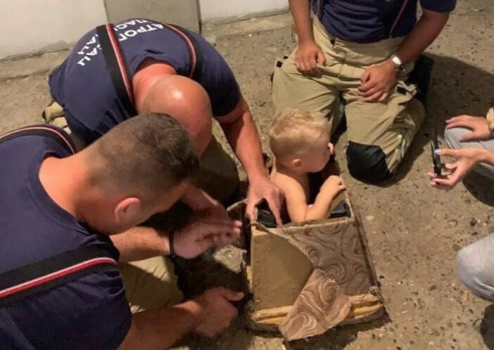 DEČAČIĆ SE ZAGLAVIO U TABUREU: Neobična intervencija vatrogasaca u Prijedoru (FOTO)
