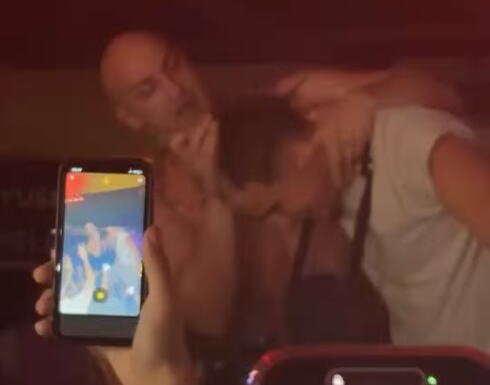 DESINGERICA NASTAVLJA SA ŠOK PERFORMANSIMA: Delio hranu kutlačom, rendao sir, a sve zaprepastio kad je fana ošišao nasred bine (VIDEO)