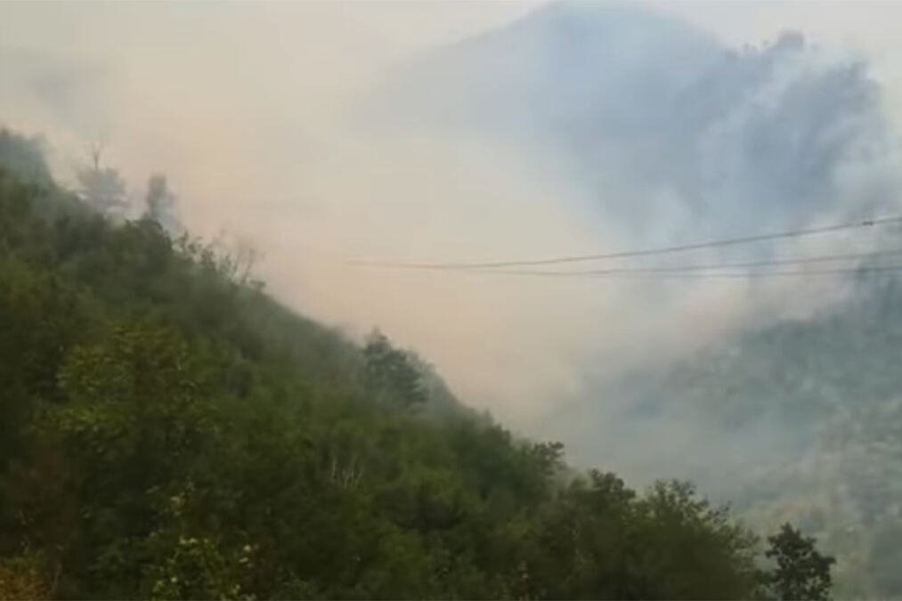 BUKTI POŽAR KOD MOSTARA: Približava se vikendicama, vatrogasci i meštani dva dana pokušavaju da obuzdaju vatrenu stihiju! (VIDEO)