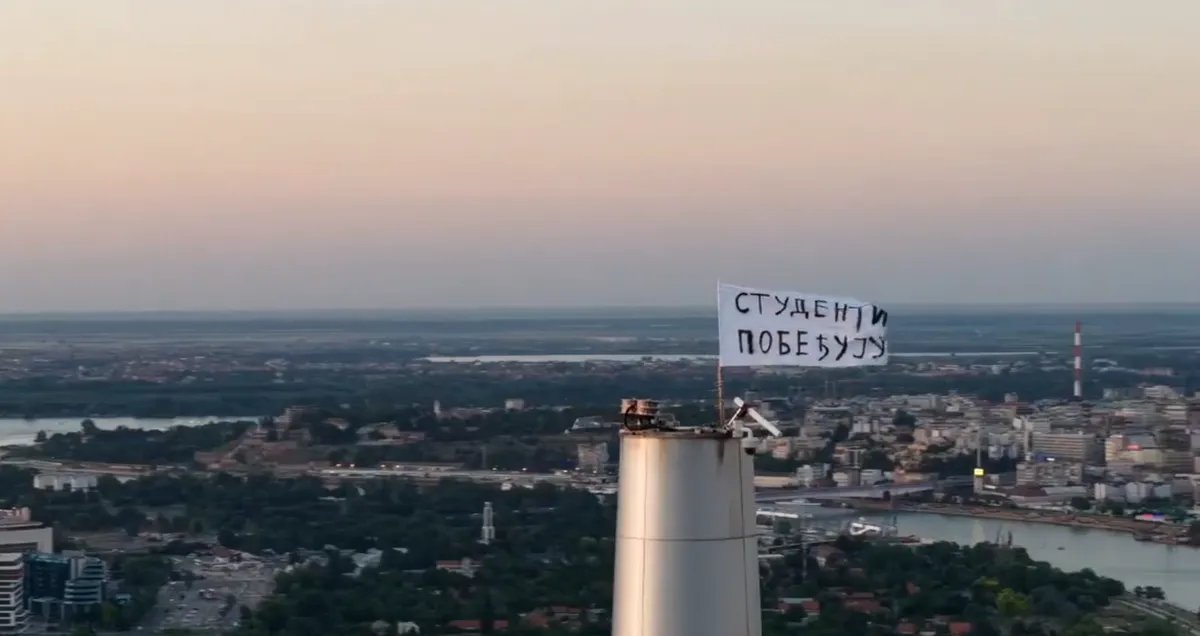(VIDEO) Transparent "Studenti pobeđuju" osvanuo na Mostu na Adi