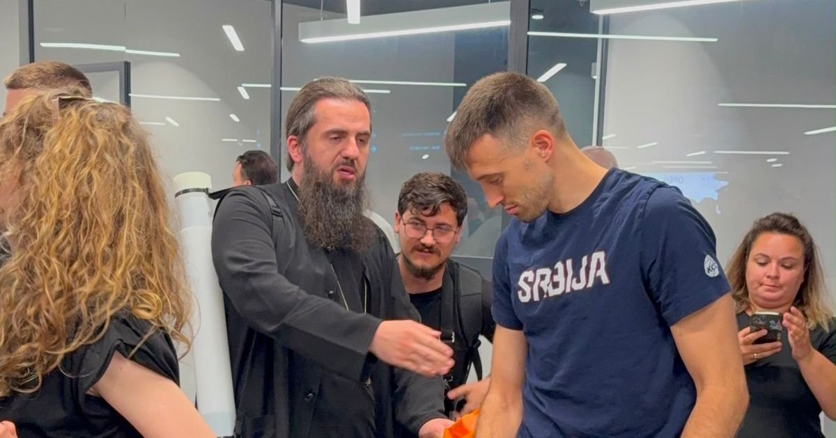 Aleksa Avramović dočekao sveštenike: Odmah kleknuo na pod, zbog njegovog poteza "zastao" ceo aerodrom