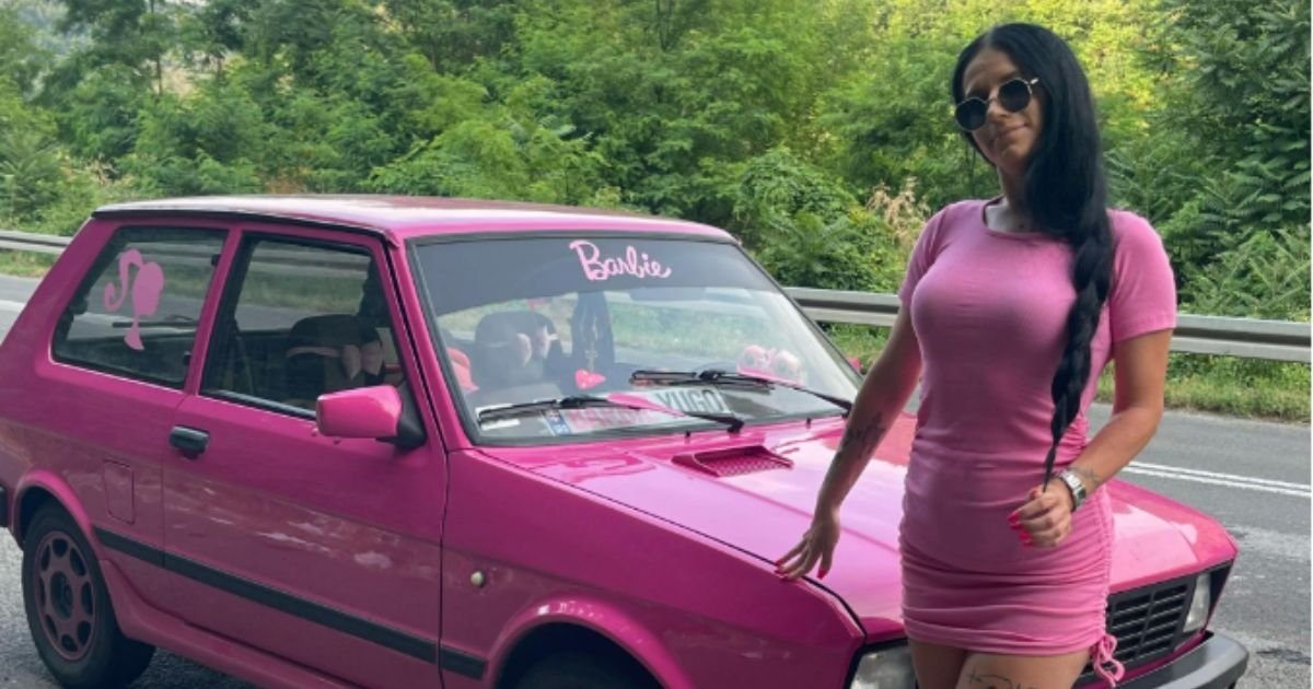 Jelena iz Trstenika prava je atrakcija! Kada prođe gradom svi gledaju njen roze "jugo" u Barbi verziji