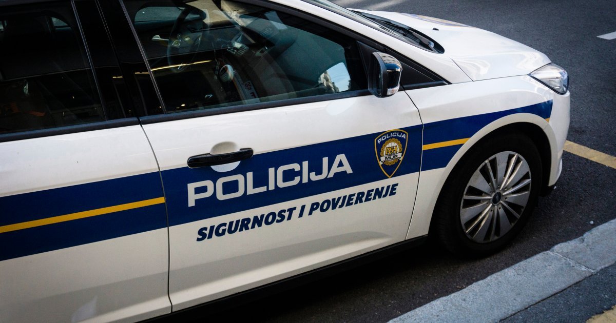 Mladić pobegao policiji na neregistrovanom motoru, pa ga parkirao ispred stanice!