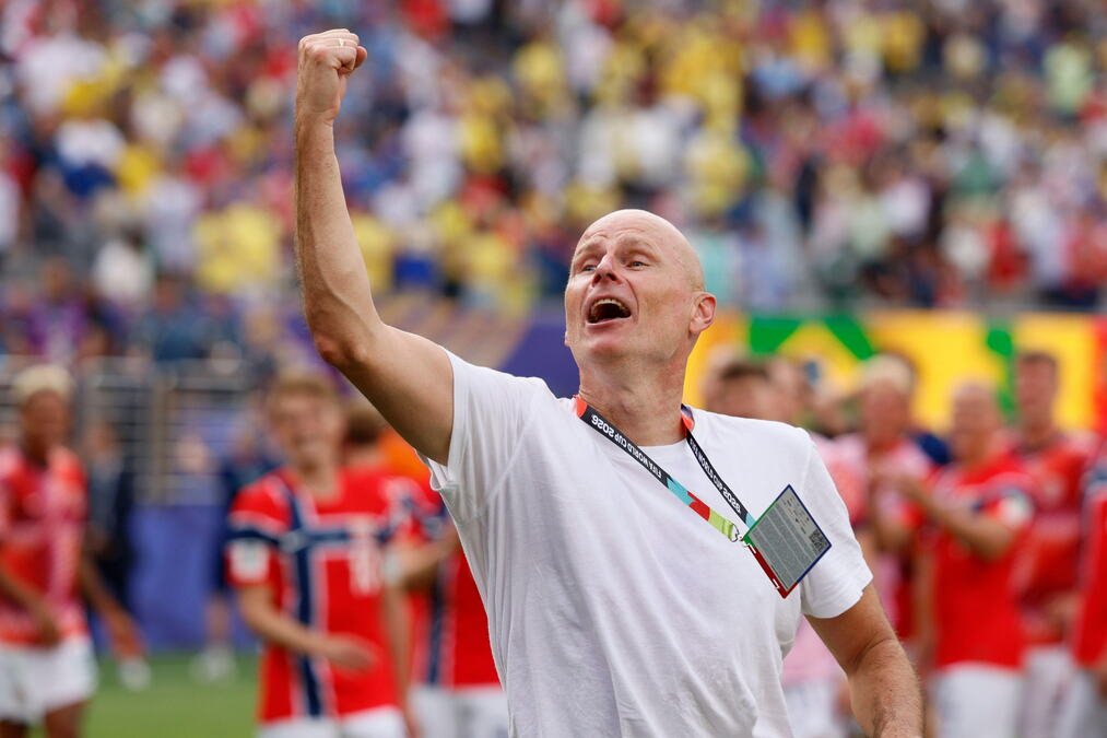 STOLE PREPONOSAN NA SVOJE FUDBALERE: Svi građani Norveške proživljavaju noć svog života