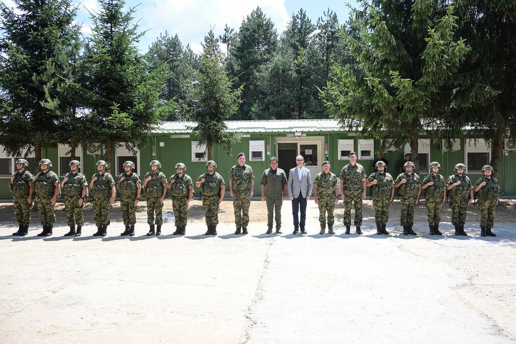 Premijer i ministar odbrane u Kopnenoj zoni bezbednosti: Obilazak pripadnika Vojske Srbije (FOTO)