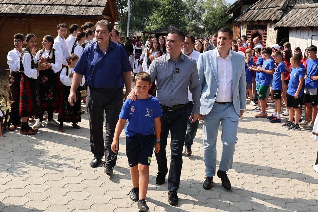 Ministar Milićević otvorio kulturno-obrazovni kamp u etno selu Moravski konaci: Poveznica tradicije, igre i učenja za decu iz dijaspore