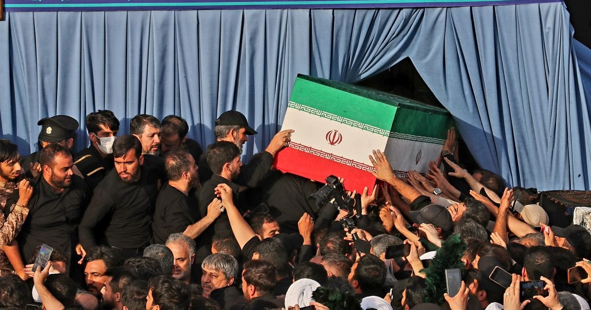 Kovčeg sa telom Alija Hamneija stigao u Irak, nastavlja se ceremonija ispraćaja