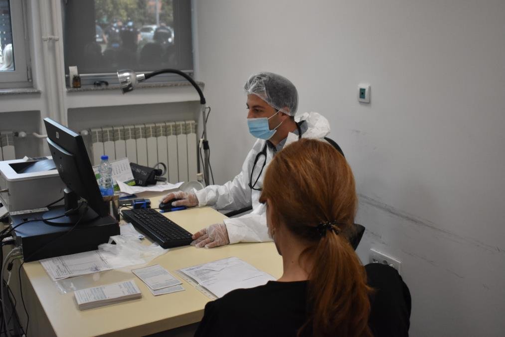 Zbog ove greške Srbi leti masovno završavaju kod lekara: Žale se na ukočenost, glavobolje i nešto još gore, a uzrok je isti