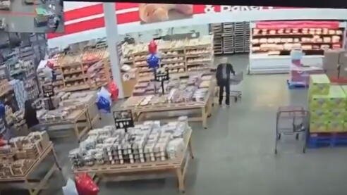 SNIMLJEN TRENUTAK URUŠAVANJA KROVA U PRODAVNICI! Kupci bežali pred naletom vode, dramatičan prizor! (VIDEO)