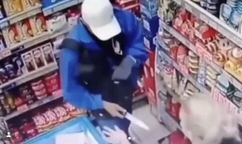 UPAO U RADNJU I NOŽEM PRETIO RADNICI, PA JE OPLJAČKAO: U Novom Sadu uhapšen razbojnik (41)! Nadzorna kamera snimila dramu - pogledajte (VIDEO)