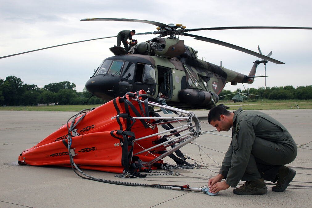 Vojska Srbije uvežbava gašenje požara iz helikoptera: Piloti Mi-17 i H-145 na obuci za vanredne situacije (FOTO)