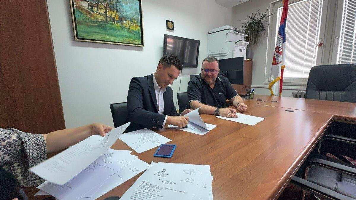Ispunjeno obećanje, potpisan ugovor! Lazarević: Zahvaljujući Vučiću i Lončaru, Niš dbija novu mobilnu ambulantu FOTO, VIDEO