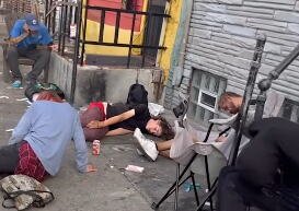 (UZNEMIRUJUĆE) LJUDI HODAJU S OTVORENIM RANAMA, ODUMIRU IM TKIVA! Horor scena na ulicama širom Amerike! (FOTO/VIDEO)