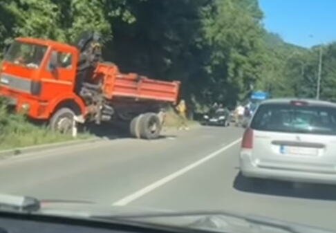 STRAVIČAN UDES NA MAGISTRALI KOD UŽICA Zakucali se kamion i dva vozila, hitne službe na terenu! Stvaraju se ogromne gužve (VIDEO)