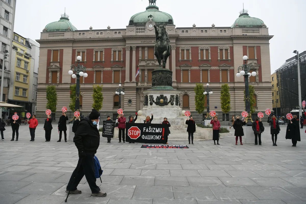Žene u crnom stajale na Trgu republike povodom 31. godišnjice Srebrenice