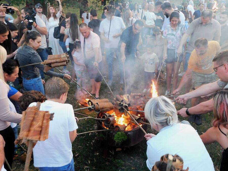 "BEBI" LILE ZA NAJMLAĐE, VELIKE ZA TRADICIJU! Loznica se sprema za Petrovdansko veče, evo šta simbolizuje običaj star vekovima (FOTO)