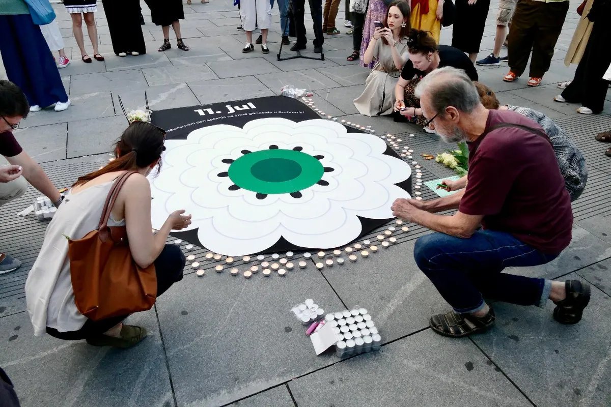 Na Trgu republike obeležena godišnjica genocida u Srebrenica, skup ometao Simo Spasić