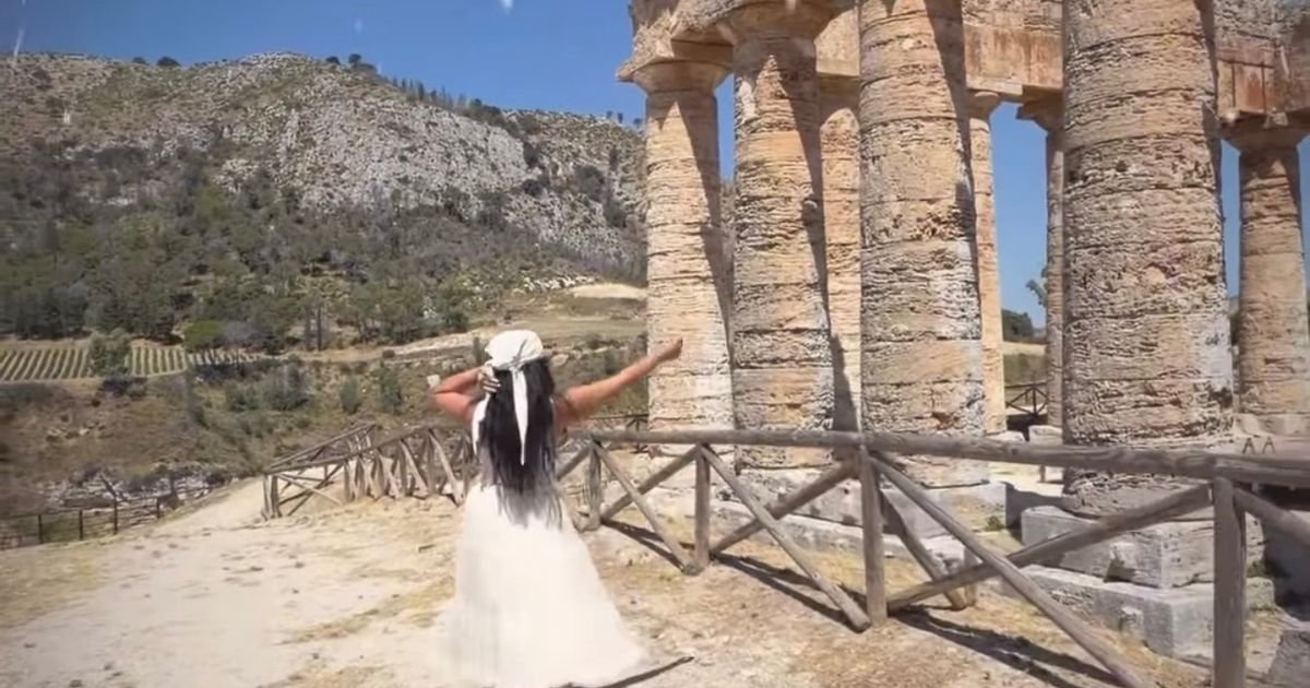 Ćerka Đoleta Đoganija u belom: Vatrena crnka zapalila mreže objavom, oglasila se sa ove destinacije
