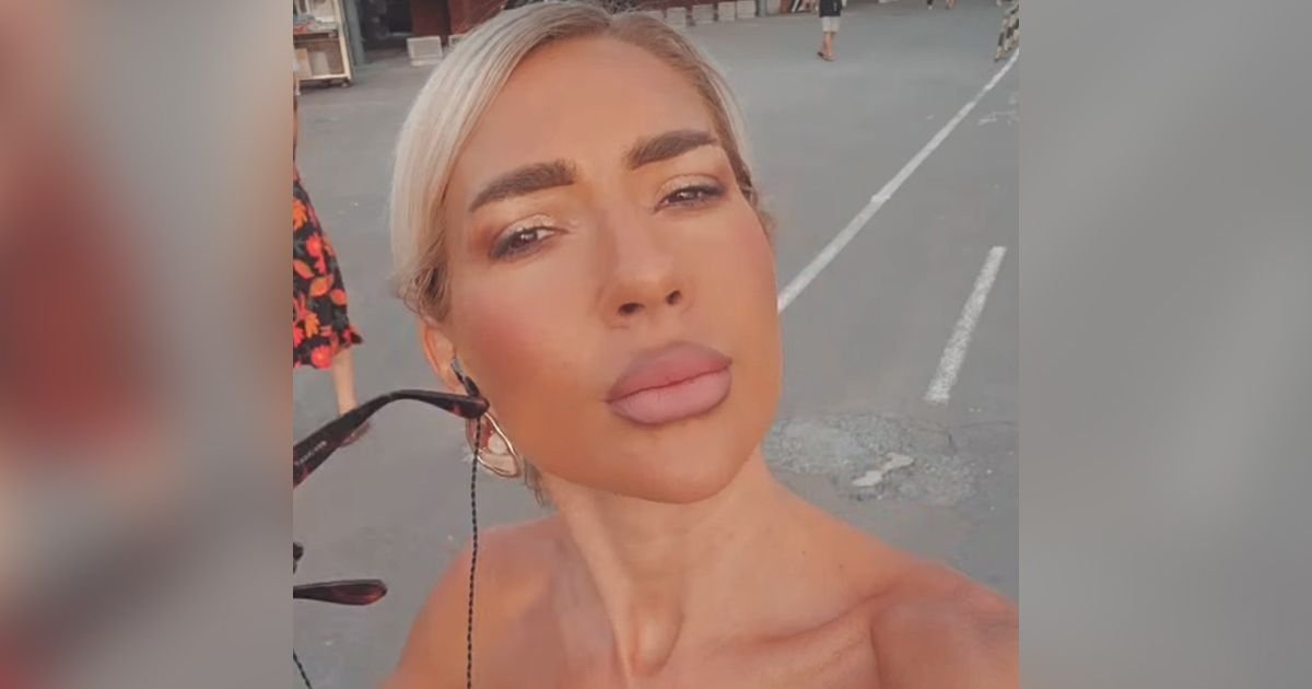 Jovana polugola vozi rolere na Dorćolu: Prolaznici u šoku zbog njenog stajlinga - obukla kratki šorts i top