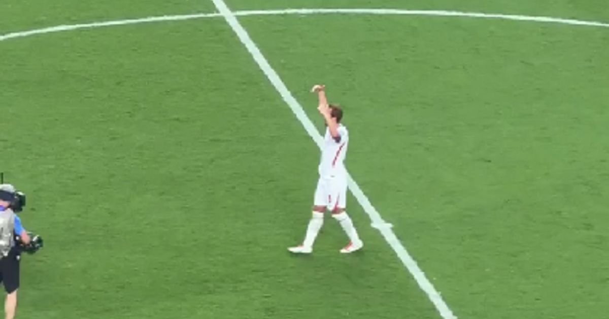Hari Kejn stao na centar, pozvao sve Engleze ka tribini, a onda je nastala ludnica