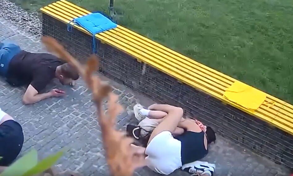(UZNEMIRUJUĆI VIDEO) MAJKA SKOČILA DA SVOJIM TELOM ZAŠTITI DETE OD EKSPLOZIJE! Zastrašujući snimak ruskog napada na grad Sumi! IMA MRTVIH!