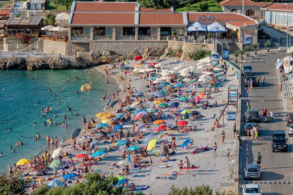 Novi skandal na crnogorskom primorju: Mirko otišao na popularnu plažu, a onda je usledio horor - vlasnik bara odmah krenuo u napad!