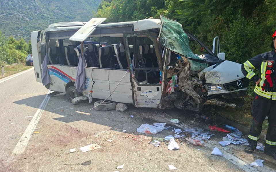 KOMBI SMRSKAN POSLE PREVRTANJA! Jezivi prizori iz Crne Gore! Poginula jedna osoba, 17 povređenih (FOTO)