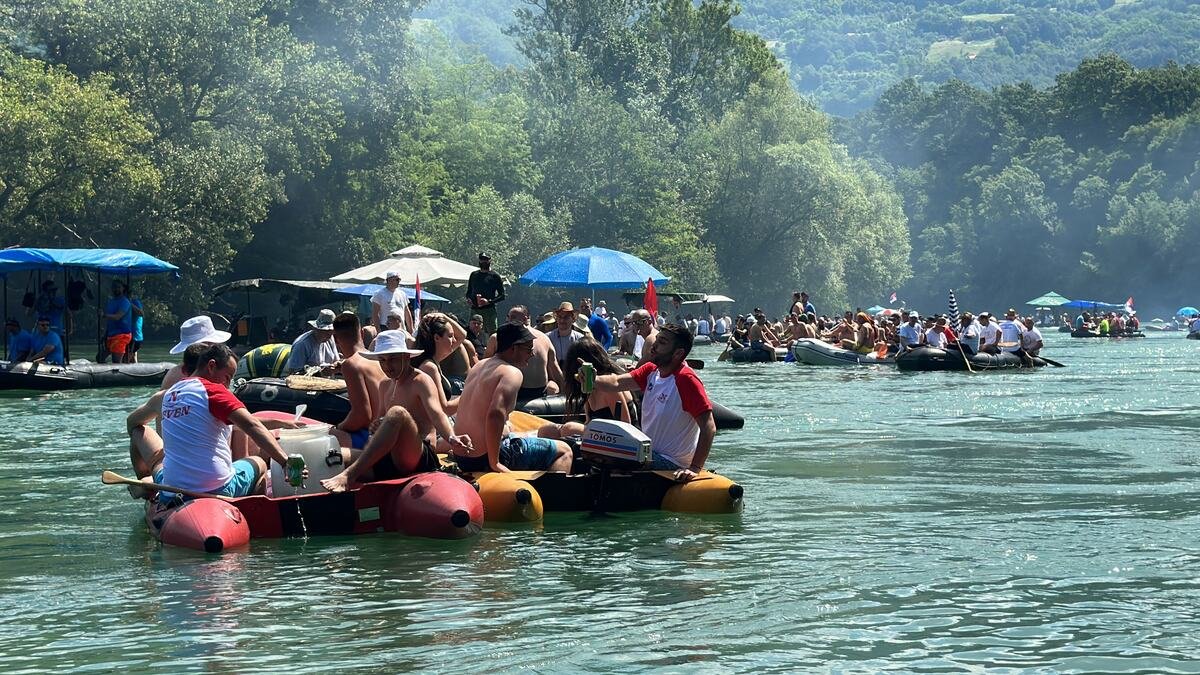 DRINA NIKAD PUNIJA! Hiljade ljudi na čamcima i splavovima zaplovilo najlepšim delom reke, spektakl kod Ljubovije oduševio sve (FOTO)