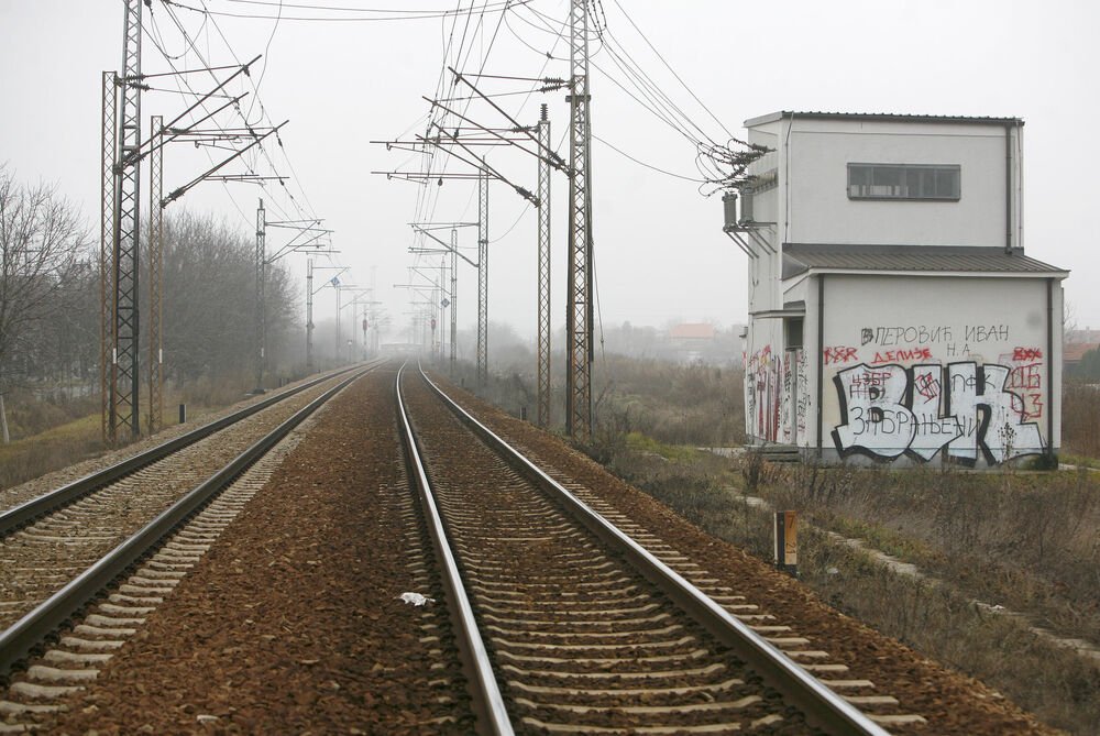 U poslednjem trenutku spasila bebu: Majka žrtvovala svoj život, jedva uspela da gurne kolica sa pruge