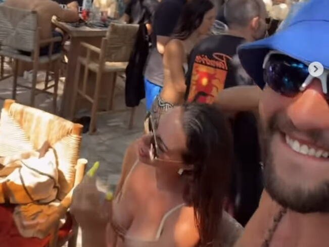 VELJKO I BOGDANA LUDUJU NA DNEVNOJ ŽURKI NA KIPRU: Bogdana u bikiniju, prava bomba posle tri porođala, on s kapicom na glavi đuska (VIDEO)