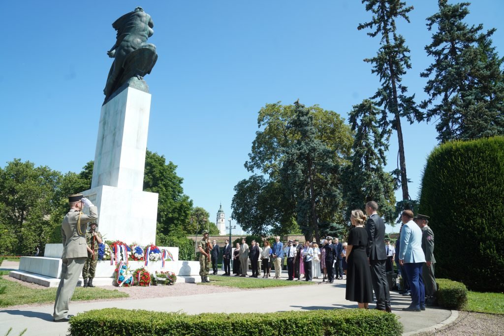 Polaganjem venaca na Spomenik zahvalnosti FRA obeležen nacionalni praznik Francuske