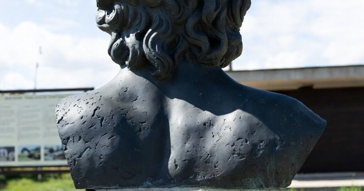 KNEZ ALEKSA OKRENUO LEĐA KOSJERIĆU! Bizarna scena sa spomenikom u Srbiji postala hit: Deca ga vrte kako hoće