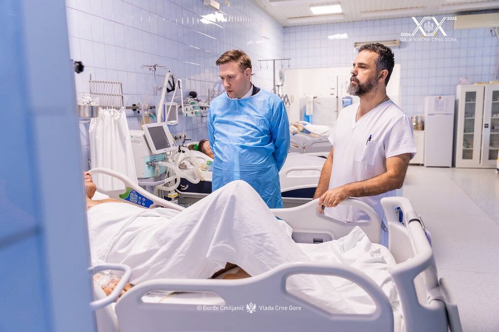 NIŠ PROGLASIO DAN ŽALOSTI ZBOG POGIBIJE DEVOJKE, MINISTAR ZDRAVLJA CG OBIŠAO POVREĐENE SRBE: Nadležni od prvog trenutka pružaju podršku porodicama (foto)