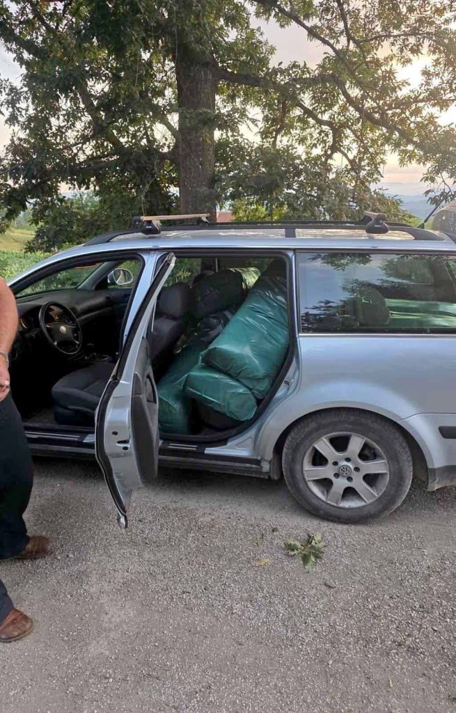 Uhapšena dvojica švercera duvana: Policija u njihovom automobilu pronašla 243,39 kilograma rezanog duvana