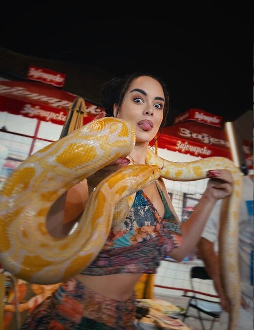 ŠOK NA OBRENOVAČKOM VAŠARU! Tijana Em bez trunke straha uzela zmiju u ruke, a onda ju je ova životinja uplašila! (FOTO)