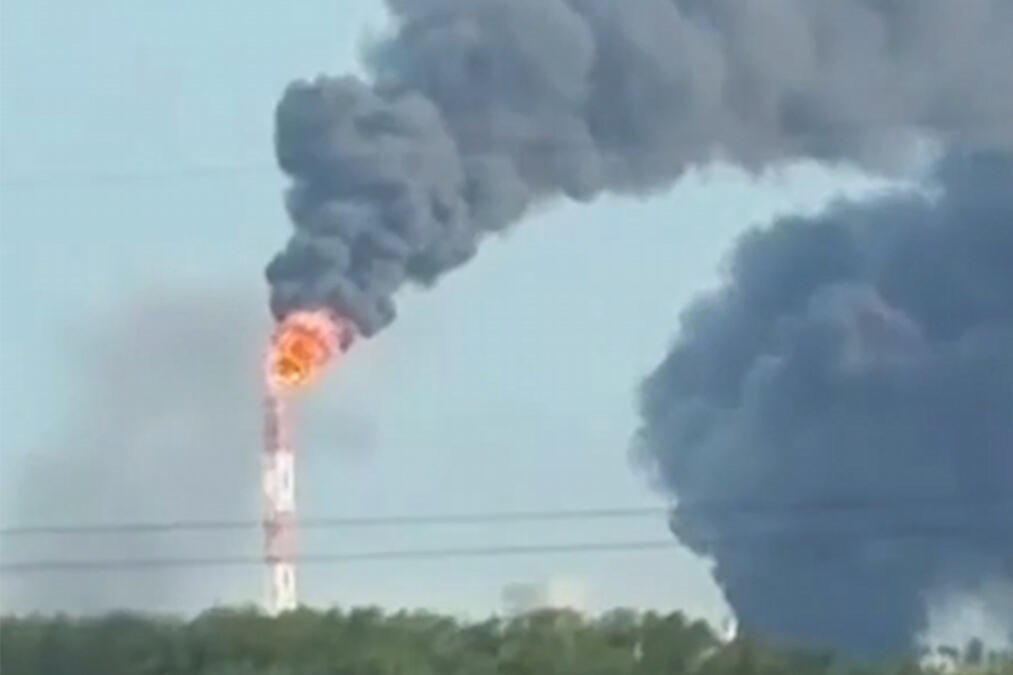 BUKTI VELIKI PROIZVOĐAČ BENZINA U RUSIJI! Ukrajinci pogodili postrojenje udaljeno 1.300 KILOMETARA, gađali i jednu od najvećih rafinerija na jugu zemlje (VIDEO)