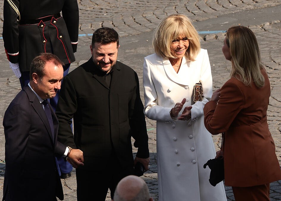 DETALJI SA VOJNE PARADE KOJI JE SVIMA ZAPAO ZA OKO! Pogledajte reakciju Brižit Makron kada se srela sa Zelenskim u Parizu (VIDEO)