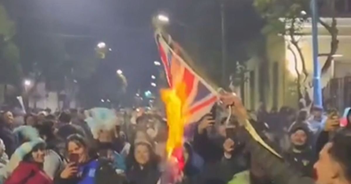 Argentinci zapalili "pogrešnu" zastavu pred polufinale Mundijala, Englezi ih odmah isprozivali