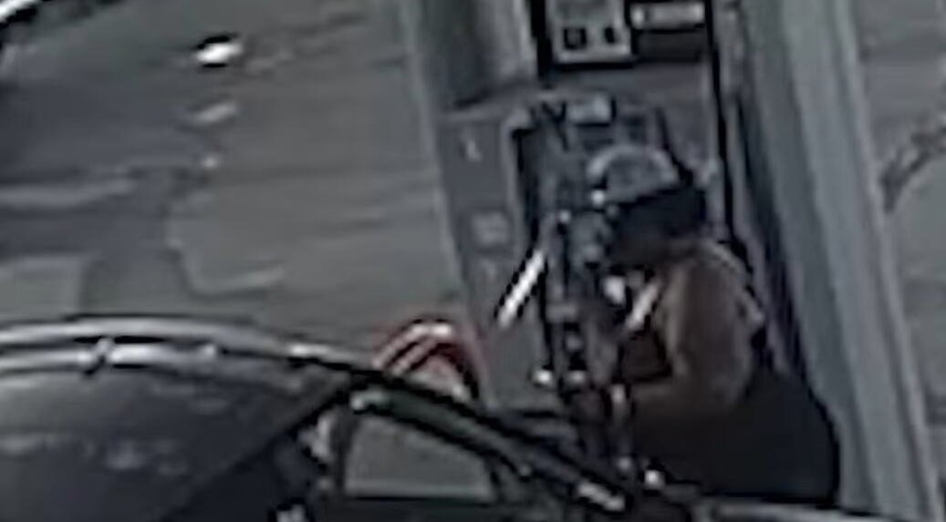 DIVLJALA SA NOŽEM U RUCI! Otela kamion, udarala u automobile,pa krenula u krvavi pohod (VIDEO)